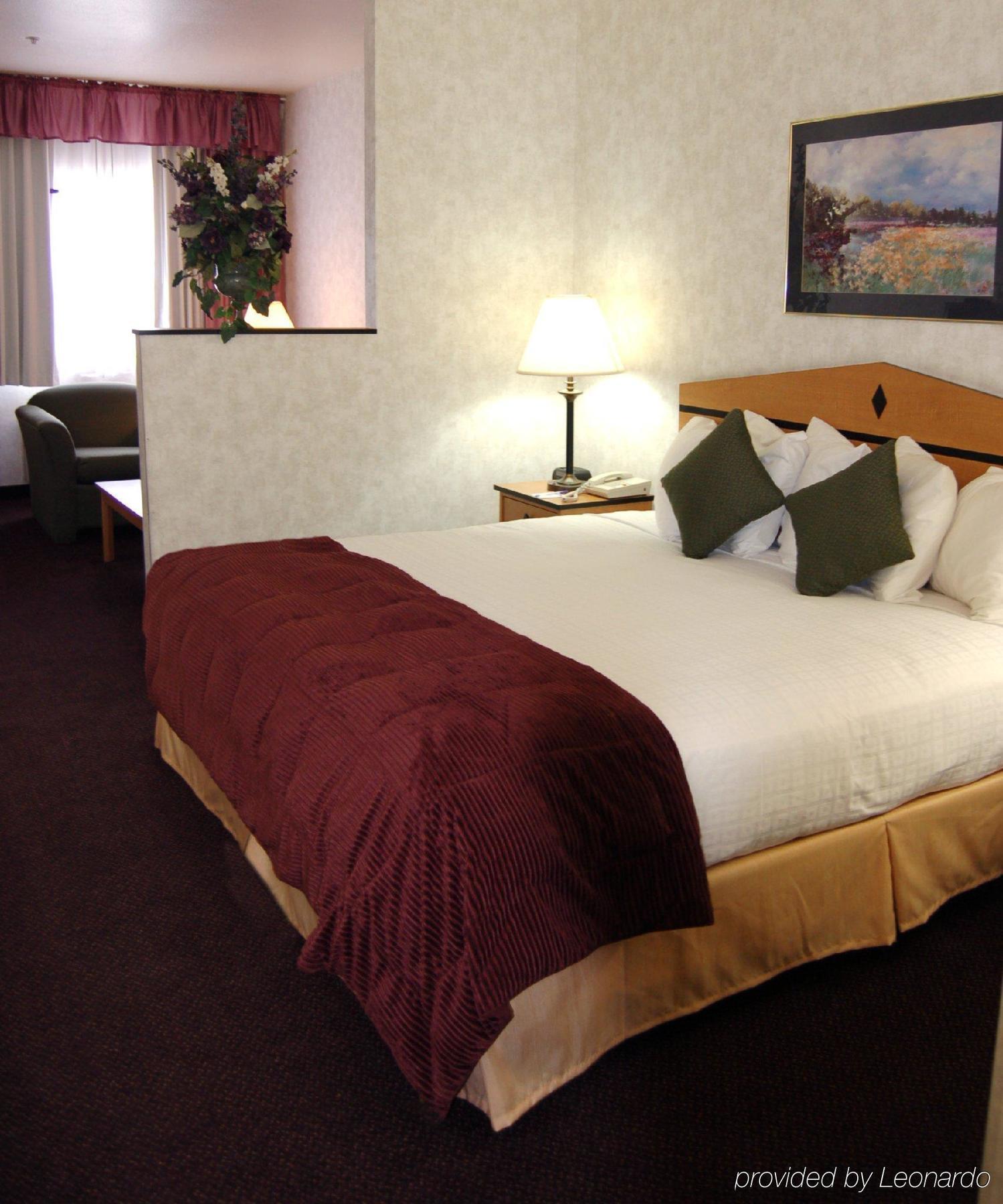 Crystal Inn Hotel & Suites - West Valley City Room photo